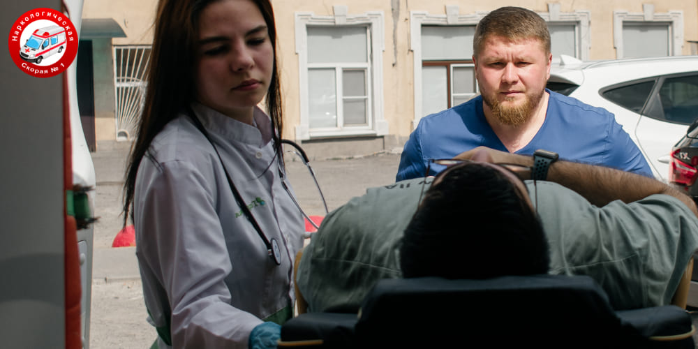 Два врача везут пациента на каталке