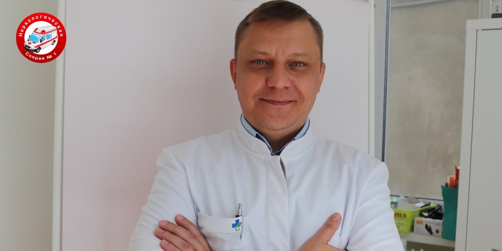Врач в белом халате в процедурном кабинете