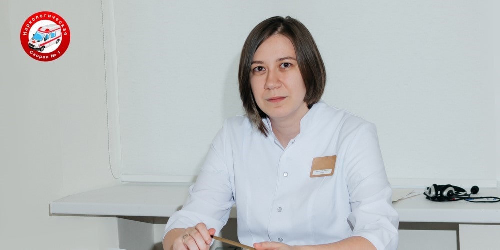 Врач за столом в кабинете