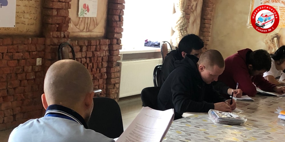 Пациенты за столом в центре реабилитации